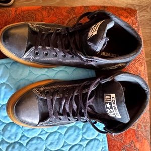 Converse mens size 11 black and gum shoe